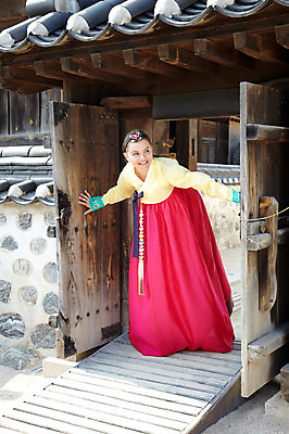 포토 JPG 주간 전신 서양인 외국인 백인 한국문화 한국전통 전통 라이프스타일 건축물 응시 여자 전통문화 문화 여행 고건축 한국건축 한옥 한국 기와 기와집 한명 서기 미소 웃음 사람 20대 성인 야외 건물 앞모습 여행객 문 체험 전통의상 한복 즐거움 대문 과거 전통문 전통체험 남산한옥마을 한옥마을 국내여행 여자만 여자한명만 성인여자만 청년만 청년여자만 성인한명만 청년여자한명만 성인여자한명만 성인만 국내포토 자연요소 1 동양문화 시선 건축 감정 아시아 뷰포인트 컨셉 모션 서울 표정 인종 청년 생활 마을 파일형식