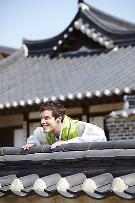 포토 JPG 주간 서양인 외국인 백인 한국문화 한국전통 전통 라이프스타일 건축물 응시 남자 전통문화 문화 여행 고건축 한국건축 지붕 한옥 한국 기와 기와집 한명 미소 웃음 사람 상반신 20대 성인 야외 건물 옆모습 아웃포커스 담장 여행객 체험 전통의상 한복 즐거움 과거 전통체험 남산한옥마을 한옥마을 국내여행 남자만 남자한명만 성인남자만 청년만 청년남자만 청년남자한명만 성인한명만 성인남자한명만 성인만 국내포토 자연요소 1 동양문화 시선 건축 감정 아시아 뷰포인트 컨셉 서울 촬영기법 표정 인종 청년 생활 마을 파일형식