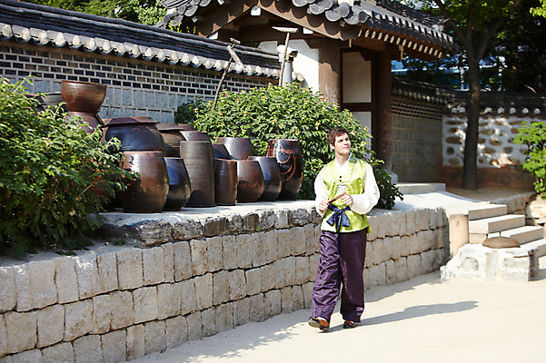 포토 JPG 주간 전신 서양인 외국인 나무 식물 백인 한국문화 한국전통 전통 라이프스타일 건축물 응시 남자 전통문화 문화 여행 고건축 한국건축 한옥 한국 기와 기와집 한명 들기 사람 20대 성인 야외 건물 앞모습 담장 여행객 걷기 계단 체험 항아리 부채 전통의상 한복 즐거움 과거 전통체험 남산한옥마을 한옥마을 국내여행 남자만 남자한명만 성인남자만 청년만 청년남자만 청년남자한명만 성인한명만 성인남자한명만 성인만 국내포토 자연요소 1 동양문화 시선 건축 감정 아시아 뷰포인트 컨셉 모션 서울 인종 청년 생활 마을 도자기 파일형식