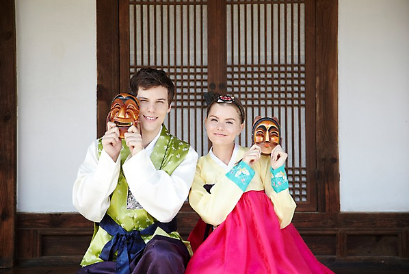 포토 JPG 주간 서양인 외국인 백인 한국문화 한국전통 전통 라이프스타일 건축물 커플 여자 남자 전통문화 문화 커플라이프 여행 고건축 한국건축 한옥 한국 가면 미소 웃음 들기 사람 앉기 20대 성인 야외 두명 건물 앞모습 여행객 문 체험 전통의상 한복 즐거움 과거 탈 전통체험 남산한옥마을 한옥마을 국내여행 부네탈 양반탈 청년만 성인만 국내포토 자연요소 동양문화 건축 감정 아시아 뷰포인트 컨셉 관계 모션 서울 표정 인종 청년 생활 마을 전통탈 파일형식