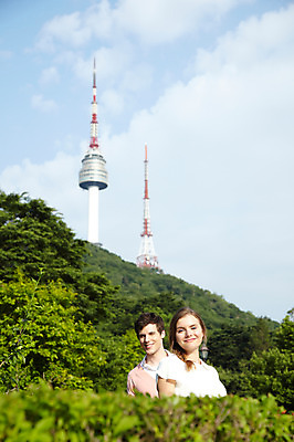 포토 JPG 주간 서양인 외국인 나무 식물 백인 구름 라이프스타일 커플 공원 여자 남자 커플라이프 여행 하늘 산 서울 한국 미소 웃음 사람 상반신 20대 성인 야외 두명 앞모습 아웃포커스 캐주얼 여행객 탑 남산 남산공원 남산타워 국내여행 청년만 성인만 국내포토 자연요소 건축물 옷 공공시설 아시아 뷰포인트 관계 촬영기법 표정 인종 청년 생활 랜드마크 파일형식