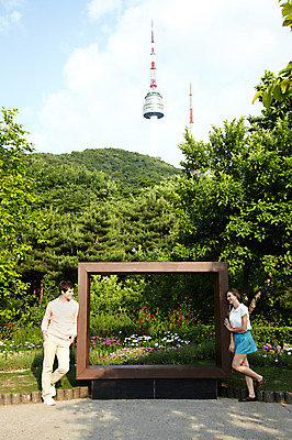 포토 JPG 주간 전신 서양인 외국인 나무 식물 백인 구름 라이프스타일 커플 공원 여자 남자 꽃 커플라이프 여행 꽃밭 하늘 산 프레임 서울 한국 서기 미소 웃음 사람 20대 성인 야외 두명 앞모습 캐주얼 조형물 여행객 마주보기 탑 남산 남산공원 남산타워 국내여행 청년만 성인만 국내포토 자연요소 건축물 옷 공공시설 아시아 뷰포인트 관계 모션 표정 미술 인종 청년 생활 랜드마크 파일형식