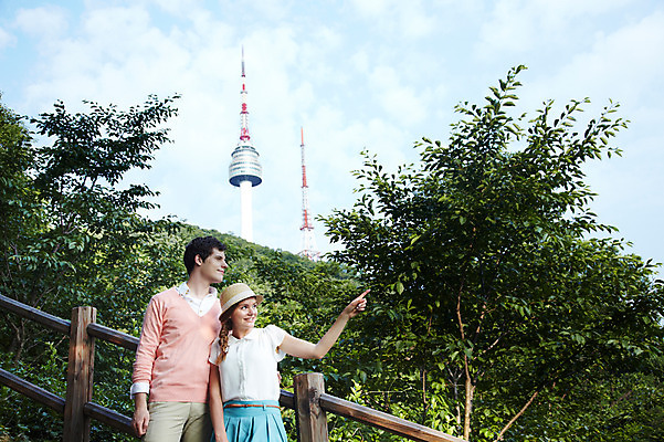 포토 JPG 주간 서양인 외국인 나무 식물 백인 구름 모자 라이프스타일 커플 응시 여자 남자 커플라이프 여행 난간 하늘 산 서울 한국 서기 미소 웃음 사람 손짓 상반신 20대 성인 야외 두명 앞모습 캐주얼 여행객 탑 가리킴 남산 남산공원 남산타워 국내여행 청년만 성인만 국내포토 자연요소 건축물 시선 잡화 옷 아시아 뷰포인트 관계 모션 표정 인종 청년 생활 랜드마크 파일형식