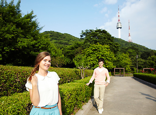 포토 JPG 주간 서양인 외국인 나무 식물 백인 구름 라이프스타일 커플 공원 여자 남자 커플라이프 여행 하늘 산 서울 한국 서기 미소 웃음 사람 20대 성인 야외 두명 앞모습 캐주얼 여행객 탑 남산 남산공원 남산타워 국내여행 청년만 성인만 국내포토 자연요소 건축물 옷 공공시설 아시아 뷰포인트 관계 모션 표정 인종 청년 생활 랜드마크 파일형식