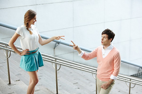 포토 JPG 주간 서양인 외국인 백인 라이프스타일 커플 여자 남자 커플라이프 여행 난간 놀이 서울 한국 서기 미소 웃음 사람 20대 성인 야외 두명 옆모습 캐주얼 여행객 마주보기 계단 게임 가위바위보 남산 남산공원 국내여행 청년만 성인만 국내포토 자연요소 옷 아시아 뷰포인트 관계 모션 표정 인종 청년 생활 랜드마크 파일형식