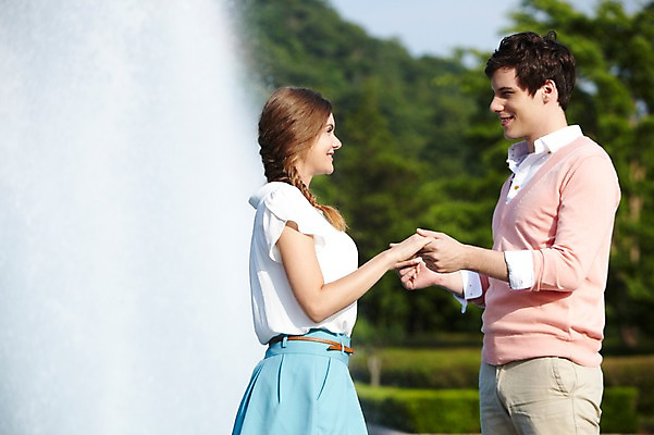 포토 JPG 주간 서양인 외국인 나무 식물 백인 라이프스타일 커플 공원 여자 남자 커플라이프 여행 서울 한국 서기 미소 웃음 사람 20대 성인 야외 두명 옆모습 아웃포커스 캐주얼 여행객 마주보기 손잡기 분수 분수대 남산 남산공원 국내여행 분수_분수대 청년만 성인만 국내포토 자연요소 옷 공공시설 아시아 뷰포인트 관계 모션 촬영기법 표정 인종 청년 생활 랜드마크 파일형식