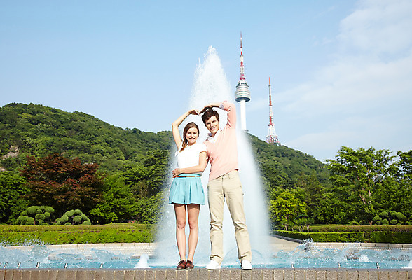 포토 JPG 주간 전신 서양인 외국인 나무 식물 백인 구름 라이프스타일 커플 공원 여자 남자 커플라이프 여행 모션 하늘 산 서울 한국 서기 미소 웃음 사람 손짓 20대 성인 야외 두명 앞모습 캐주얼 여행객 탑 하트 분수 분수대 남산 남산공원 남산타워 국내여행 분수_분수대 청년만 성인만 국내포토 자연요소 모양 건축물 옷 공공시설 아시아 뷰포인트 관계 표정 인종 청년 생활 랜드마크 파일형식