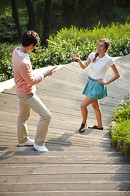 포토 JPG 주간 전신 서양인 외국인 나무 식물 백인 라이프스타일 커플 여자 남자 커플라이프 여행 놀이 서울 한국 서기 미소 웃음 사람 20대 성인 야외 두명 옆모습 캐주얼 여행객 마주보기 계단 게임 가위바위보 남산 남산공원 국내여행 청년만 성인만 국내포토 자연요소 옷 아시아 뷰포인트 관계 모션 표정 인종 청년 생활 랜드마크 파일형식