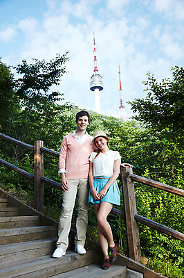 포토 JPG 주간 전신 서양인 외국인 나무 식물 백인 구름 모자 라이프스타일 커플 여자 남자 커플라이프 여행 난간 하늘 산 서울 한국 서기 미소 웃음 사람 20대 성인 야외 두명 앞모습 캐주얼 여행객 계단 탑 남산 남산공원 남산타워 국내여행 청년만 성인만 국내포토 자연요소 건축물 잡화 옷 아시아 뷰포인트 관계 모션 표정 인종 청년 생활 랜드마크 파일형식