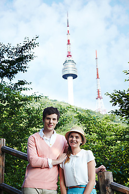 포토 JPG 주간 서양인 외국인 나무 식물 백인 구름 모자 라이프스타일 커플 여자 남자 커플라이프 여행 난간 하늘 산 서울 한국 미소 웃음 사람 상반신 20대 성인 야외 두명 앞모습 캐주얼 여행객 탑 남산 남산공원 남산타워 국내여행 청년만 성인만 국내포토 자연요소 건축물 잡화 옷 아시아 뷰포인트 관계 표정 인종 청년 생활 랜드마크 파일형식