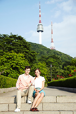 포토 JPG 주간 전신 서양인 외국인 나무 식물 백인 구름 라이프스타일 커플 여자 남자 커플라이프 여행 하늘 산 서울 한국 미소 웃음 사람 앉기 20대 성인 야외 두명 앞모습 캐주얼 여행객 계단 탑 남산 남산공원 남산타워 국내여행 청년만 성인만 국내포토 자연요소 건축물 옷 아시아 뷰포인트 관계 모션 표정 인종 청년 생활 랜드마크 파일형식