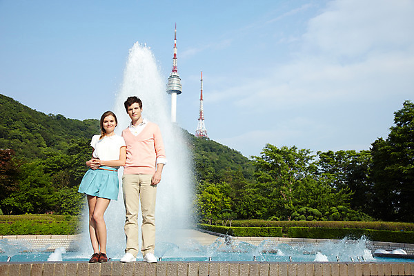 포토 JPG 주간 전신 서양인 외국인 나무 식물 백인 구름 라이프스타일 커플 공원 여자 남자 커플라이프 여행 하늘 산 서울 한국 서기 미소 웃음 사람 20대 성인 야외 두명 앞모습 캐주얼 여행객 탑 분수 분수대 남산 남산공원 남산타워 국내여행 분수_분수대 청년만 성인만 국내포토 자연요소 건축물 옷 공공시설 아시아 뷰포인트 관계 모션 표정 인종 청년 생활 랜드마크 파일형식