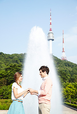 포토 JPG 주간 서양인 외국인 나무 식물 백인 구름 라이프스타일 커플 공원 여자 남자 커플라이프 여행 하늘 산 서울 한국 서기 미소 웃음 사람 20대 성인 야외 두명 옆모습 캐주얼 여행객 마주보기 탑 손잡기 분수 분수대 남산 남산공원 남산타워 국내여행 분수_분수대 청년만 성인만 국내포토 자연요소 건축물 옷 공공시설 아시아 뷰포인트 관계 모션 표정 인종 청년 생활 랜드마크 파일형식