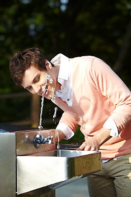 포토 JPG 주간 서양인 외국인 백인 라이프스타일 남자 여행 서울 한국 물줄기 한명 서기 미소 웃음 사람 20대 성인 야외 아웃포커스 캐주얼 물 여행객 마시기 먹기 수도꼭지 남산공원 수돗물 국내여행 음수대 남자만 남자한명만 성인남자만 청년만 청년남자만 청년남자한명만 성인한명만 성인남자한명만 성인만 국내포토 자연요소 1 옷 아시아 모션 촬영기법 표정 인종 청년 생활 남산 파일형식