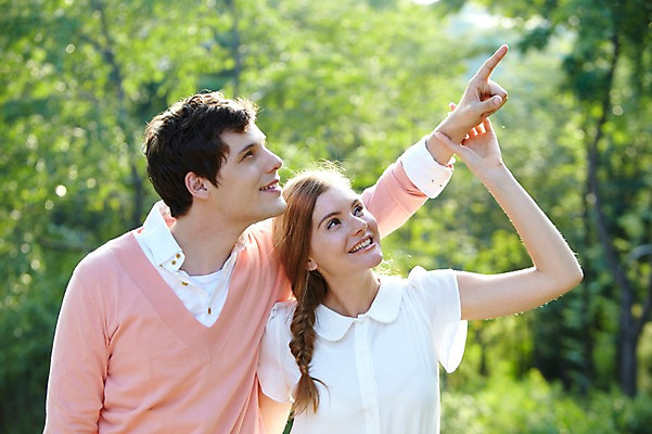 포토 JPG 주간 서양인 외국인 나무 식물 백인 라이프스타일 커플 응시 여자 남자 커플라이프 여행 서울 한국 미소 웃음 사람 손짓 상반신 20대 성인 야외 두명 앞모습 아웃포커스 캐주얼 여행객 가리킴 남산 남산공원 국내여행 청년만 성인만 국내포토 자연요소 시선 옷 아시아 뷰포인트 관계 모션 촬영기법 표정 인종 청년 생활 랜드마크 파일형식