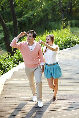 포토 JPG 주간 전신 서양인 외국인 나무 식물 백인 라이프스타일 커플 응시 여자 남자 커플라이프 여행 서울 한국 미소 웃음 사람 손짓 20대 성인 야외 두명 앞모습 캐주얼 여행객 걷기 계단 손잡기 산책 가리킴 오르기 남산 남산공원 국내여행 청년만 성인만 국내포토 자연요소 시선 옷 아시아 뷰포인트 관계 모션 휴식 표정 인종 청년 생활 랜드마크 파일형식