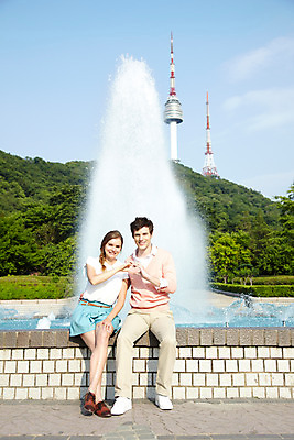 포토 JPG 주간 전신 서양인 외국인 나무 식물 백인 구름 라이프스타일 커플 공원 여자 남자 커플라이프 여행 모션 하늘 산 서울 한국 미소 웃음 사람 앉기 손짓 20대 성인 야외 두명 앞모습 캐주얼 여행객 탑 하트 분수 분수대 남산 남산공원 남산타워 국내여행 분수_분수대 청년만 성인만 국내포토 자연요소 모양 건축물 옷 공공시설 아시아 뷰포인트 관계 표정 인종 청년 생활 랜드마크 파일형식