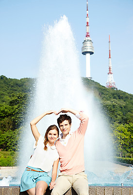포토 JPG 주간 서양인 외국인 나무 식물 백인 라이프스타일 커플 공원 여자 남자 커플라이프 여행 모션 하늘 산 서울 한국 미소 웃음 사람 앉기 손짓 20대 성인 야외 두명 앞모습 캐주얼 여행객 탑 하트 분수 분수대 남산 남산공원 남산타워 국내여행 분수_분수대 청년만 성인만 국내포토 자연요소 모양 건축물 옷 공공시설 아시아 뷰포인트 관계 표정 인종 청년 생활 랜드마크 파일형식