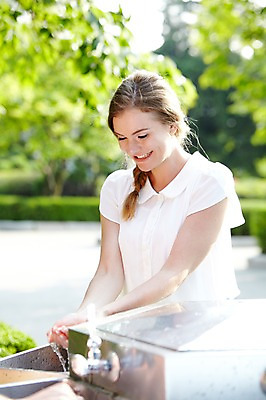 포토 JPG 주간 서양인 외국인 나무 식물 백인 라이프스타일 여자 여행 서울 한국 한명 미소 웃음 사람 상반신 20대 성인 야외 아웃포커스 캐주얼 물 여행객 수도꼭지 남산공원 수돗물 국내여행 음수대 여자만 여자한명만 성인여자만 청년만 청년여자만 성인한명만 청년여자한명만 성인여자한명만 성인만 국내포토 자연요소 1 옷 아시아 촬영기법 표정 인종 청년 생활 남산 파일형식