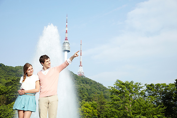 포토 JPG 주간 서양인 외국인 나무 식물 백인 구름 라이프스타일 커플 응시 공원 여자 남자 커플라이프 여행 하늘 산 서울 한국 서기 미소 웃음 사람 손짓 20대 성인 야외 두명 앞모습 캐주얼 여행객 탑 가리킴 분수 분수대 남산 남산공원 남산타워 국내여행 분수_분수대 청년만 성인만 국내포토 자연요소 건축물 시선 옷 공공시설 아시아 뷰포인트 관계 모션 표정 인종 청년 생활 랜드마크 파일형식