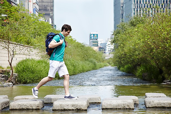 포토 JPG 주간 전신 서양인 외국인 나무 식물 백인 라이프스타일 남자 여행 가방 배낭 서울 한국 한명 미소 웃음 사람 빌딩 20대 성인 야외 옆모습 아웃포커스 캐주얼 강 여행객 걷기 돌_바위 도시 개울 청계천 돌다리 건너기 국내여행 남자만 남자한명만 성인남자만 청년만 청년남자만 청년남자한명만 성인한명만 성인남자한명만 성인만 국내포토 자연요소 1 잡화 옷 아시아 뷰포인트 모션 촬영기법 표정 인종 청년 건물 생활 다리_건축물 랜드마크 파일형식
