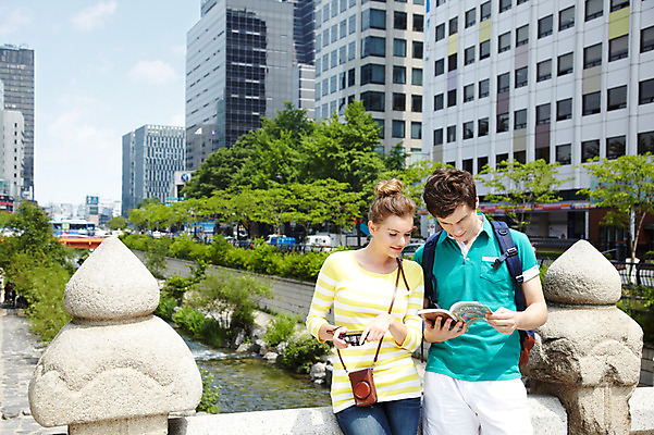 포토 JPG 주간 서양인 외국인 나무 식물 백인 라이프스타일 커플 응시 여자 남자 커플라이프 여행 가방 배낭 난간 서울 한국 들기 사람 빌딩 상반신 20대 성인 야외 두명 앞모습 책 캐주얼 강 여행객 카메라 도시 개울 가이드북 청계천 국내여행 청년만 성인만 국내포토 자연요소 시선 잡화 옷 아시아 뷰포인트 관계 모션 인종 청년 건물 생활 전자제품 랜드마크 파일형식