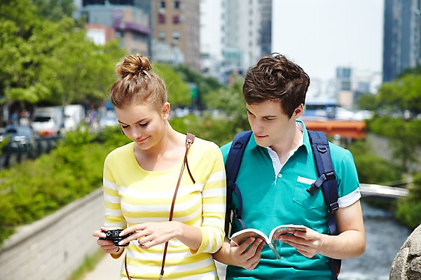 포토 JPG 주간 서양인 외국인 나무 식물 백인 라이프스타일 커플 응시 여자 남자 커플라이프 여행 가방 배낭 서울 한국 들기 사람 빌딩 상반신 20대 성인 야외 두명 앞모습 아웃포커스 책 캐주얼 강 여행객 카메라 도시 개울 가이드북 청계천 국내여행 청년만 성인만 국내포토 자연요소 시선 잡화 옷 아시아 뷰포인트 관계 모션 촬영기법 인종 청년 건물 생활 전자제품 랜드마크 파일형식