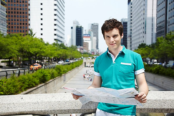 포토 JPG 주간 서양인 외국인 나무 식물 백인 라이프스타일 남자 여행 지도 난간 서울 한국 한명 미소 웃음 들기 사람 빌딩 상반신 20대 성인 야외 앞모습 아웃포커스 캐주얼 강 여행객 도시 개울 청계천 여행지도 국내여행 가교 청년만 청년남자만 성인남자한명만 국내포토 자연요소 1 건축물 옷 아시아 뷰포인트 모션 촬영기법 표정 인종 청년 건물 생활 랜드마크 남자만 남자한명만 성인남자만 성인만 파일형식
