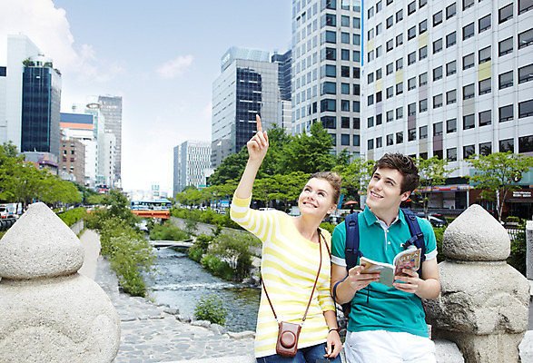 포토 JPG 주간 서양인 외국인 나무 식물 백인 구름 라이프스타일 커플 응시 여자 남자 커플라이프 여행 가방 배낭 하늘 서울 한국 미소 웃음 들기 사람 손짓 빌딩 상반신 20대 성인 야외 두명 앞모습 책 캐주얼 강 여행객 카메라 가리킴 도시 개울 가이드북 청계천 국내여행 가교 청년만 성인만 국내포토 자연요소 건축물 시선 잡화 옷 아시아 뷰포인트 관계 모션 표정 인종 청년 건물 생활 전자제품 랜드마크 파일형식