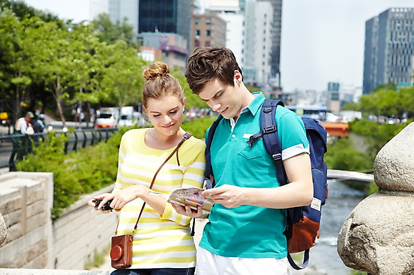 포토 JPG 주간 서양인 외국인 나무 백인 커플 응시 여자 남자 커플라이프 여행 배낭 서울 한국 미소 웃음 들기 사람 빌딩 상반신 20대 성인 야외 두명 앞모습 아웃포커스 책 캐주얼 강 여행객 카메라 도시 개울 가이드북 청계천 국내여행 청년만 성인만 국내포토 자연요소 식물 라이프스타일 시선 옷 아시아 뷰포인트 가방 관계 모션 촬영기법 표정 인종 청년 건물 전자제품 랜드마크 파일형식