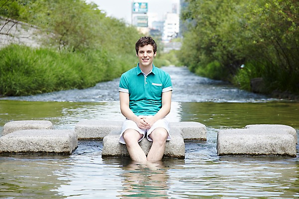 포토 JPG 주간 서양인 외국인 나무 식물 백인 라이프스타일 남자 여행 휴식 서울 한국 한명 미소 웃음 사람 앉기 빌딩 20대 성인 야외 앞모습 아웃포커스 캐주얼 강 여행객 돌_바위 도시 개울 청계천 돌다리 국내여행 남자만 남자한명만 성인남자만 청년만 청년남자만 청년남자한명만 성인한명만 성인남자한명만 성인만 국내포토 자연요소 1 옷 아시아 뷰포인트 컨셉 모션 촬영기법 표정 인종 청년 건물 생활 다리_건축물 랜드마크 파일형식
