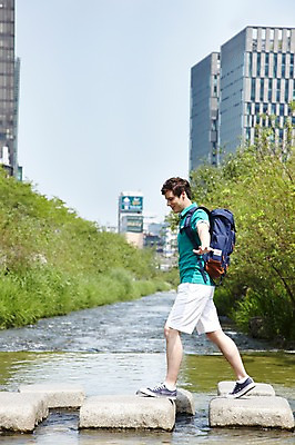 포토 JPG 주간 전신 서양인 외국인 나무 식물 백인 라이프스타일 남자 여행 가방 배낭 서울 한국 한명 미소 웃음 사람 빌딩 20대 성인 야외 옆모습 아웃포커스 캐주얼 강 여행객 걷기 돌_바위 도시 개울 청계천 돌다리 건너기 국내여행 남자만 남자한명만 성인남자만 청년만 청년남자만 청년남자한명만 성인한명만 성인남자한명만 성인만 국내포토 자연요소 1 잡화 옷 아시아 뷰포인트 모션 촬영기법 표정 인종 청년 건물 생활 다리_건축물 랜드마크 파일형식