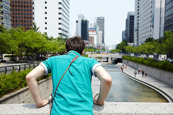 포토 JPG 주간 서양인 외국인 나무 식물 백인 라이프스타일 남자 여행 난간 서울 한국 한명 사람 빌딩 상반신 20대 성인 야외 뒷모습 아웃포커스 캐주얼 강 여행객 도시 개울 청계천 국내여행 가교 청년만 청년남자만 성인남자한명만 국내포토 자연요소 1 건축물 옷 아시아 뷰포인트 촬영기법 인종 청년 건물 생활 랜드마크 남자만 남자한명만 성인남자만 성인만 파일형식