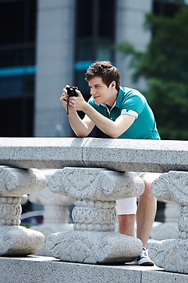 포토 JPG 주간 서양인 외국인 백인 라이프스타일 남자 여행 난간 서울 한국 한명 서기 들기 사람 빌딩 20대 성인 야외 옆모습 아웃포커스 캐주얼 여행객 카메라 사진촬영 촬영 도시 청계천 국내여행 남자만 남자한명만 성인남자만 청년만 청년남자만 청년남자한명만 성인한명만 성인남자한명만 성인만 국내포토 자연요소 1 옷 아시아 뷰포인트 모션 촬영기법 인종 청년 건물 생활 전자제품 강 랜드마크 파일형식