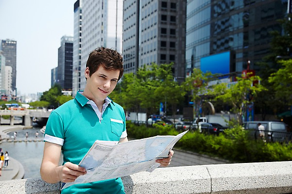 포토 JPG 주간 서양인 외국인 나무 식물 백인 라이프스타일 남자 여행 지도 난간 서울 한국 한명 미소 웃음 들기 사람 빌딩 상반신 20대 성인 야외 앞모습 아웃포커스 캐주얼 강 여행객 도시 개울 청계천 여행지도 국내여행 가교 청년만 청년남자만 성인남자한명만 국내포토 자연요소 1 건축물 옷 아시아 뷰포인트 모션 촬영기법 표정 인종 청년 건물 생활 랜드마크 남자만 남자한명만 성인남자만 성인만 파일형식