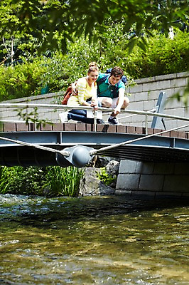 포토 JPG 주간 전신 서양인 외국인 나무 식물 백인 라이프스타일 커플 응시 여자 남자 커플라이프 여행 가방 배낭 서울 한국 미소 웃음 사람 앉기 손짓 20대 성인 야외 두명 앞모습 아웃포커스 강 여행객 가리킴 도시 개울 청계천 국내여행 가교 청년만 성인만 국내포토 자연요소 건축물 시선 잡화 아시아 뷰포인트 관계 모션 촬영기법 표정 인종 청년 생활 랜드마크 파일형식