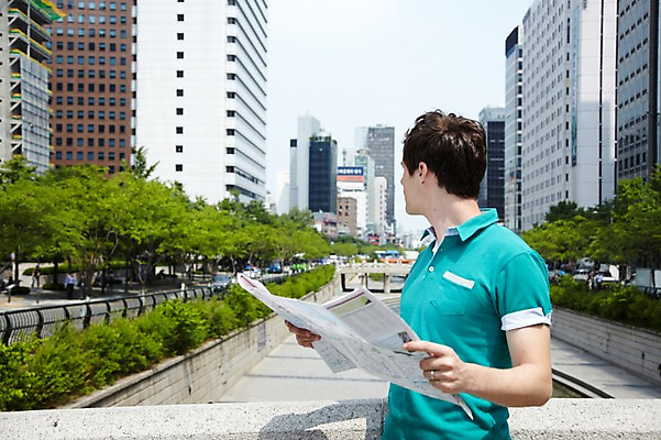 포토 JPG 주간 서양인 외국인 나무 식물 백인 라이프스타일 응시 남자 여행 지도 난간 서울 한국 한명 들기 사람 빌딩 상반신 20대 성인 야외 옆모습 캐주얼 강 여행객 도시 개울 청계천 여행지도 국내여행 가교 청년만 청년남자만 성인남자한명만 국내포토 자연요소 1 건축물 시선 옷 아시아 뷰포인트 모션 인종 청년 건물 생활 랜드마크 남자만 남자한명만 성인남자만 성인만 파일형식