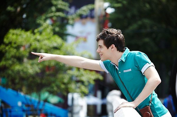 포토 JPG 주간 서양인 외국인 나무 식물 백인 라이프스타일 응시 남자 여행 난간 서울 한국 한명 미소 웃음 사람 손짓 상반신 20대 성인 야외 옆모습 아웃포커스 캐주얼 여행객 카메라 가리킴 도시 청계천 국내여행 남자만 남자한명만 성인남자만 청년만 청년남자만 청년남자한명만 성인한명만 성인남자한명만 성인만 국내포토 자연요소 1 시선 옷 아시아 뷰포인트 모션 촬영기법 표정 인종 청년 생활 전자제품 강 랜드마크 파일형식