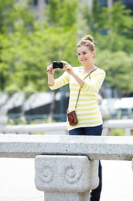 포토 JPG 주간 서양인 외국인 나무 식물 백인 라이프스타일 여자 여행 난간 서울 한국 한명 서기 미소 웃음 들기 사람 20대 성인 야외 앞모습 아웃포커스 캐주얼 여행객 카메라 사진촬영 촬영 도시 청계천 국내여행 여자만 여자한명만 성인여자만 청년만 청년여자만 성인한명만 청년여자한명만 성인여자한명만 성인만 국내포토 자연요소 1 옷 아시아 뷰포인트 모션 촬영기법 표정 인종 청년 생활 전자제품 강 랜드마크 파일형식