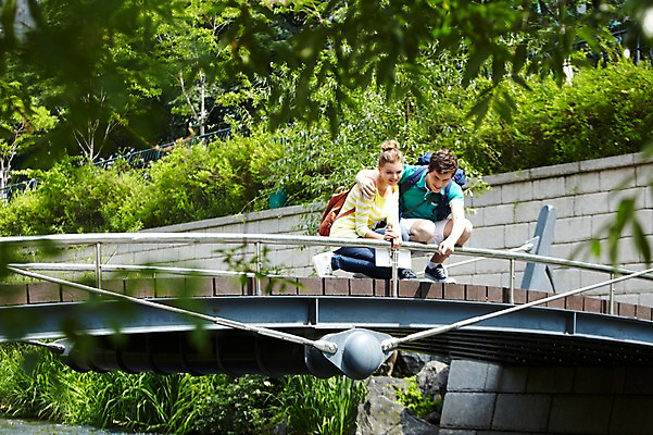 포토 JPG 주간 전신 서양인 외국인 나무 식물 백인 라이프스타일 커플 응시 여자 남자 커플라이프 여행 가방 배낭 서울 한국 미소 웃음 사람 앉기 손짓 20대 성인 야외 두명 앞모습 아웃포커스 강 여행객 가리킴 도시 개울 청계천 국내여행 가교 청년만 성인만 국내포토 자연요소 건축물 시선 잡화 아시아 뷰포인트 관계 모션 촬영기법 표정 인종 청년 생활 랜드마크 파일형식