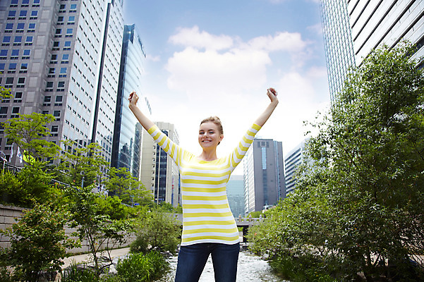 포토 JPG 주간 서양인 외국인 나무 식물 백인 구름 라이프스타일 건축물 여자 여행 하늘 서울 한국 한명 서기 미소 웃음 사람 빌딩 20대 성인 야외 건물 앞모습 캐주얼 강 손들기 여행객 고층빌딩 만세 도시 개울 청계천 국내여행 여자만 여자한명만 성인여자만 청년만 청년여자만 성인한명만 청년여자한명만 성인여자한명만 성인만 국내포토 자연요소 1 옷 건축 아시아 뷰포인트 모션 표정 인종 청년 생활 랜드마크 파일형식