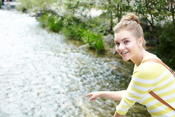 포토 JPG 주간 서양인 외국인 나무 식물 백인 라이프스타일 여자 여행 가방 배낭 서울 한국 한명 미소 웃음 사람 손짓 상반신 20대 성인 야외 옆모습 아웃포커스 캐주얼 강 여행객 가리킴 도시 개울 청계천 국내여행 여자만 여자한명만 성인여자만 청년만 청년여자만 성인한명만 청년여자한명만 성인여자한명만 성인만 국내포토 자연요소 1 잡화 옷 아시아 뷰포인트 모션 촬영기법 표정 인종 청년 생활 랜드마크 파일형식