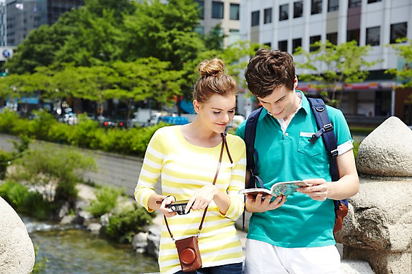 포토 JPG 주간 서양인 외국인 나무 식물 백인 라이프스타일 커플 응시 여자 남자 커플라이프 여행 가방 배낭 서울 한국 미소 웃음 들기 사람 빌딩 상반신 20대 성인 야외 두명 앞모습 아웃포커스 책 캐주얼 강 여행객 카메라 도시 개울 가이드북 청계천 국내여행 청년만 성인만 국내포토 자연요소 시선 잡화 옷 아시아 뷰포인트 관계 모션 촬영기법 표정 인종 청년 건물 생활 전자제품 랜드마크 파일형식