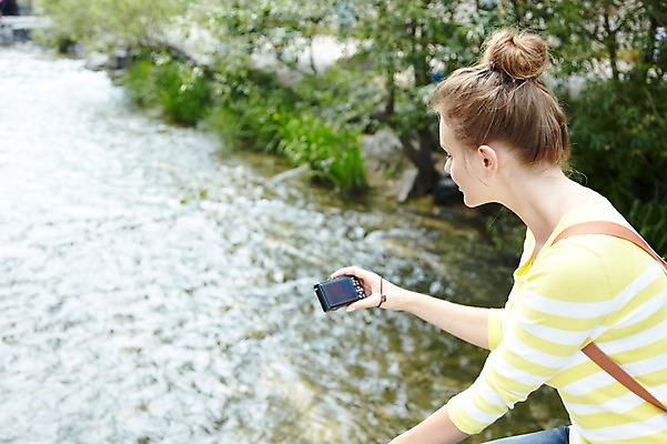포토 JPG 주간 서양인 외국인 나무 식물 백인 라이프스타일 여자 여행 가방 배낭 서울 한국 한명 들기 사람 상반신 20대 성인 야외 옆모습 아웃포커스 캐주얼 강 여행객 카메라 사진촬영 촬영 도시 개울 청계천 국내여행 여자만 여자한명만 성인여자만 청년만 청년여자만 성인한명만 청년여자한명만 성인여자한명만 성인만 국내포토 자연요소 1 잡화 옷 아시아 뷰포인트 모션 촬영기법 인종 청년 생활 전자제품 랜드마크 파일형식