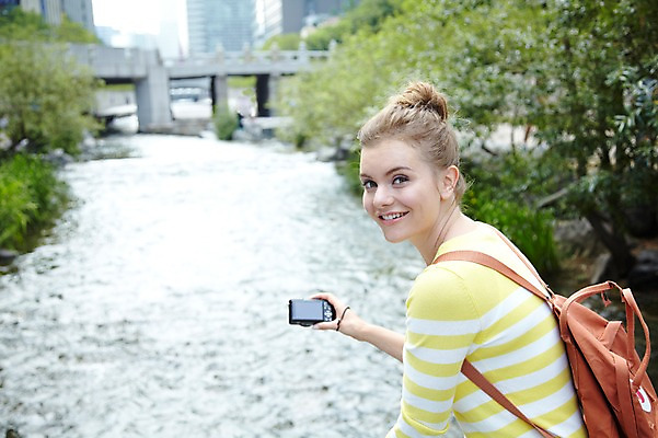 포토 JPG 주간 서양인 외국인 나무 식물 백인 라이프스타일 여자 여행 가방 배낭 서울 한국 한명 미소 웃음 들기 사람 빌딩 상반신 20대 성인 야외 옆모습 아웃포커스 캐주얼 강 여행객 카메라 사진촬영 촬영 도시 개울 청계천 국내여행 가교 여자만 여자한명만 성인여자만 청년만 청년여자만 성인한명만 청년여자한명만 성인여자한명만 성인만 국내포토 자연요소 1 건축물 잡화 옷 아시아 뷰포인트 모션 촬영기법 표정 인종 청년 건물 생활 전자제품 랜드마크 파일형식