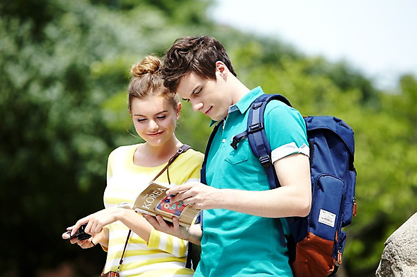 포토 JPG 주간 서양인 외국인 나무 식물 백인 라이프스타일 커플 응시 여자 남자 커플라이프 여행 가방 배낭 서울 한국 들기 사람 상반신 20대 성인 야외 두명 옆모습 아웃포커스 책 캐주얼 여행객 카메라 도시 가이드북 청계천 국내여행 청년만 성인만 국내포토 자연요소 시선 잡화 옷 아시아 뷰포인트 관계 모션 촬영기법 인종 청년 생활 전자제품 강 랜드마크 파일형식