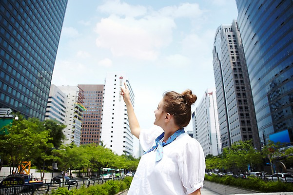 포토 JPG 주간 서양인 외국인 나무 식물 백인 구름 라이프스타일 건축물 응시 여자 여행 하늘 서울 한국 한명 사람 손짓 빌딩 상반신 20대 성인 야외 건물 옆모습 캐주얼 여행객 고층빌딩 가리킴 도시 청계천 국내여행 여자만 여자한명만 성인여자만 청년만 청년여자만 성인한명만 청년여자한명만 성인여자한명만 성인만 국내포토 자연요소 1 시선 옷 건축 아시아 뷰포인트 모션 인종 청년 생활 강 랜드마크 파일형식