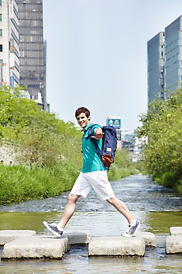 포토 JPG 주간 전신 서양인 외국인 나무 식물 백인 라이프스타일 남자 여행 가방 배낭 서울 한국 한명 미소 웃음 사람 빌딩 20대 성인 야외 옆모습 아웃포커스 캐주얼 강 여행객 걷기 돌_바위 도시 개울 청계천 돌다리 건너기 국내여행 남자만 남자한명만 성인남자만 청년만 청년남자만 청년남자한명만 성인한명만 성인남자한명만 성인만 국내포토 자연요소 1 잡화 옷 아시아 뷰포인트 모션 촬영기법 표정 인종 청년 건물 생활 다리_건축물 랜드마크 파일형식
