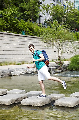 포토 JPG 주간 전신 서양인 외국인 나무 식물 백인 라이프스타일 남자 여행 가방 배낭 서울 한국 한명 미소 웃음 사람 빌딩 20대 성인 야외 옆모습 캐주얼 강 여행객 걷기 돌_바위 도시 개울 청계천 돌다리 건너기 국내여행 남자만 남자한명만 성인남자만 청년만 청년남자만 청년남자한명만 성인한명만 성인남자한명만 성인만 국내포토 자연요소 1 잡화 옷 아시아 뷰포인트 모션 표정 인종 청년 건물 생활 다리_건축물 랜드마크 파일형식