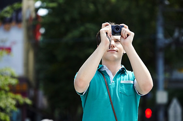 포토 JPG 주간 서양인 외국인 백인 라이프스타일 남자 여행 서울 한국 한명 들기 사람 상반신 20대 성인 야외 앞모습 아웃포커스 캐주얼 여행객 카메라 사진촬영 촬영 도시 청계천 국내여행 남자만 남자한명만 성인남자만 청년만 청년남자만 청년남자한명만 성인한명만 성인남자한명만 성인만 국내포토 자연요소 1 옷 아시아 뷰포인트 모션 촬영기법 인종 청년 생활 전자제품 강 랜드마크 파일형식